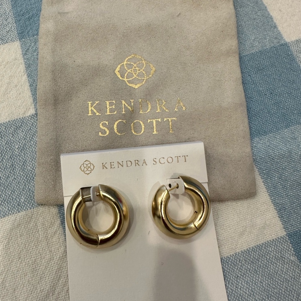 Kendra Scott Mikki Huggie earring